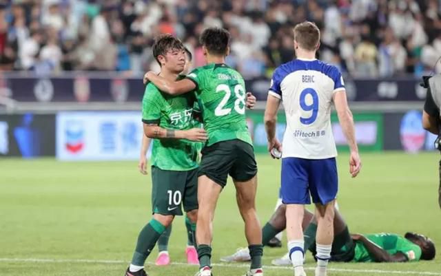 他曾两度率领墨尔本胜利夺得澳超联赛冠军，被誉为澳大利亚少壮派教练代表之一。